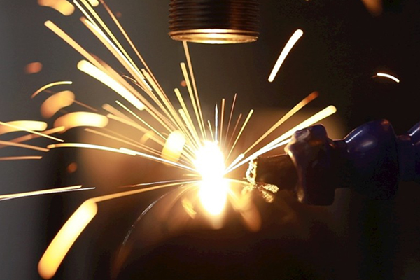 弘遠(yuǎn)激光建議：激光焊接機(jī)要根據(jù)產(chǎn)品定位和需求的焊接的精準(zhǔn)度選購(gòu)